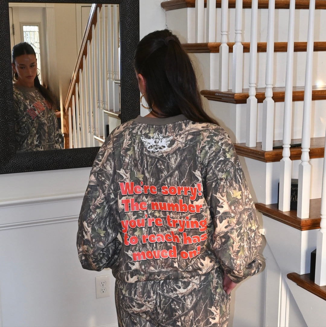 1-800 MANHUNT KARA CREWNECK